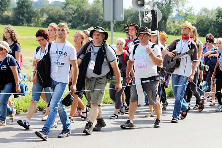 Piąty dzień Pieszej Pielgrzymki Tarnowskiej czasem adoracji Najświętszego Sakramentu