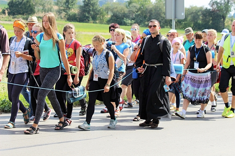 Piąty dzień Pieszej Pielgrzymki Tarnowskiej czasem adoracji Najświętszego Sakramentu