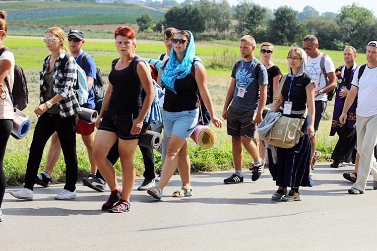 Piąty dzień Pieszej Pielgrzymki Tarnowskiej czasem adoracji Najświętszego Sakramentu