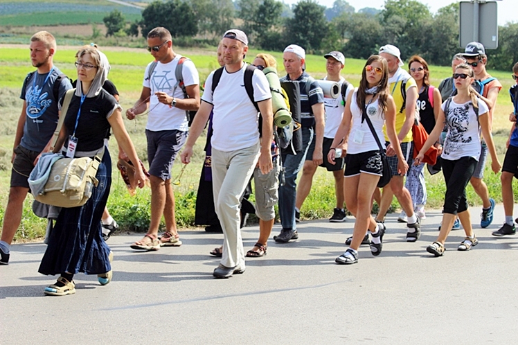 Piąty dzień Pieszej Pielgrzymki Tarnowskiej czasem adoracji Najświętszego Sakramentu