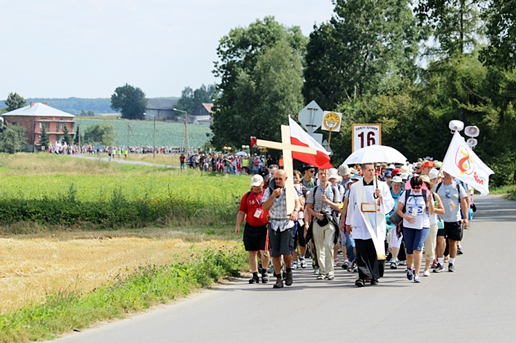 Piąty dzień Pieszej Pielgrzymki Tarnowskiej czasem adoracji Najświętszego Sakramentu