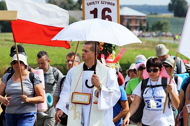 Piąty dzień Pieszej Pielgrzymki Tarnowskiej czasem adoracji Najświętszego Sakramentu