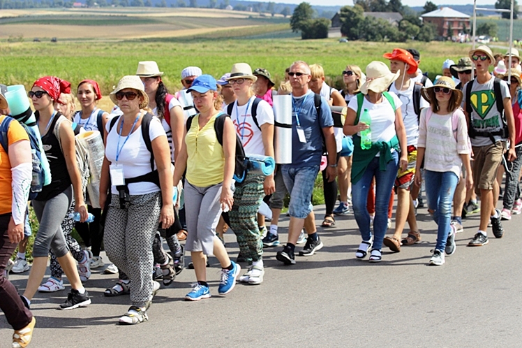 Piąty dzień Pieszej Pielgrzymki Tarnowskiej czasem adoracji Najświętszego Sakramentu