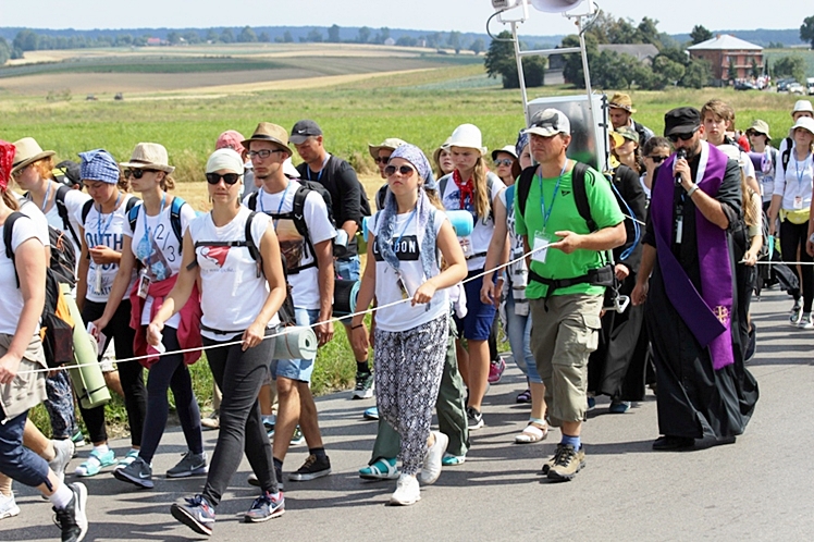 Piąty dzień Pieszej Pielgrzymki Tarnowskiej czasem adoracji Najświętszego Sakramentu