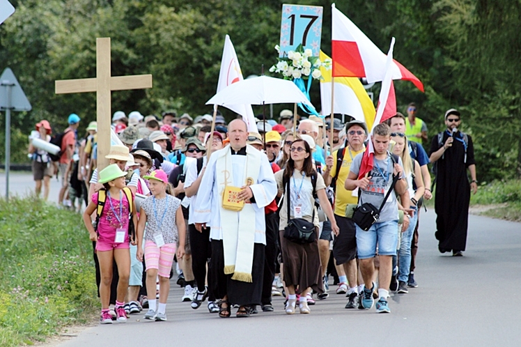Piąty dzień Pieszej Pielgrzymki Tarnowskiej czasem adoracji Najświętszego Sakramentu