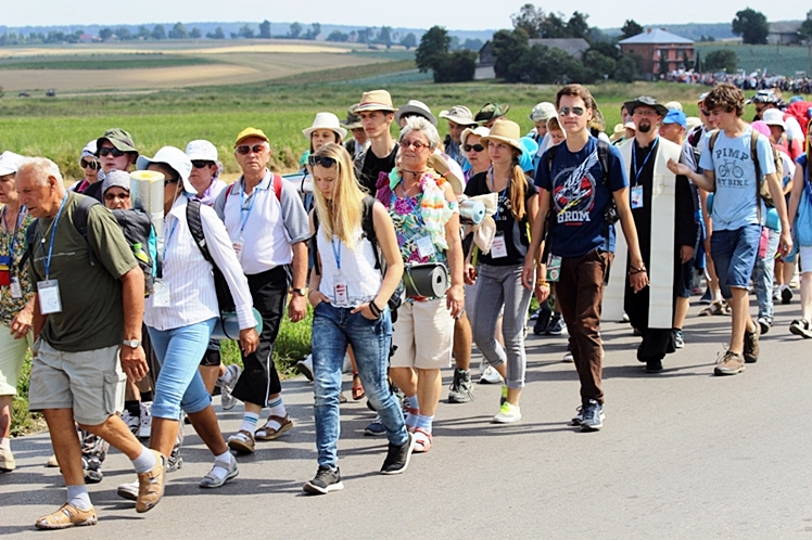 Piąty dzień Pieszej Pielgrzymki Tarnowskiej czasem adoracji Najświętszego Sakramentu