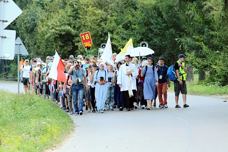 Piąty dzień Pieszej Pielgrzymki Tarnowskiej czasem adoracji Najświętszego Sakramentu