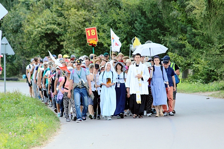 Piąty dzień Pieszej Pielgrzymki Tarnowskiej czasem adoracji Najświętszego Sakramentu