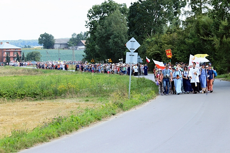 Piąty dzień Pieszej Pielgrzymki Tarnowskiej czasem adoracji Najświętszego Sakramentu