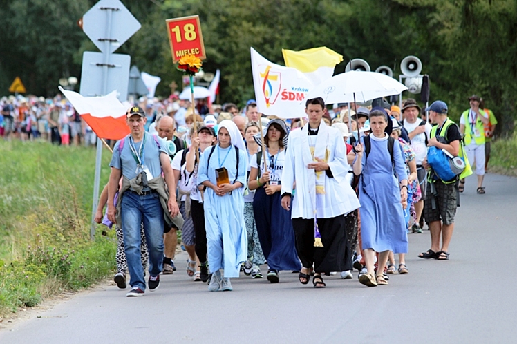 Piąty dzień Pieszej Pielgrzymki Tarnowskiej czasem adoracji Najświętszego Sakramentu