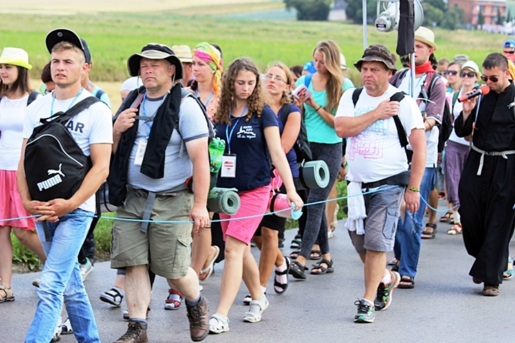 Piąty dzień Pieszej Pielgrzymki Tarnowskiej czasem adoracji Najświętszego Sakramentu
