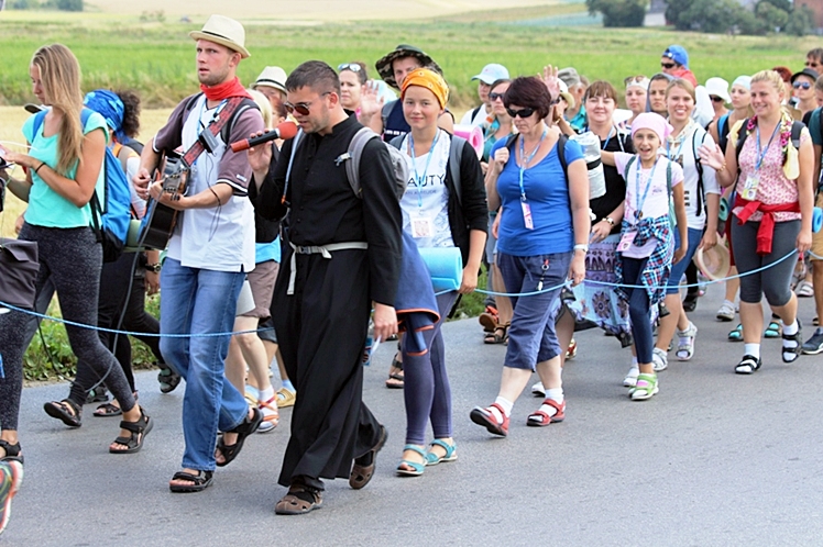 Piąty dzień Pieszej Pielgrzymki Tarnowskiej czasem adoracji Najświętszego Sakramentu