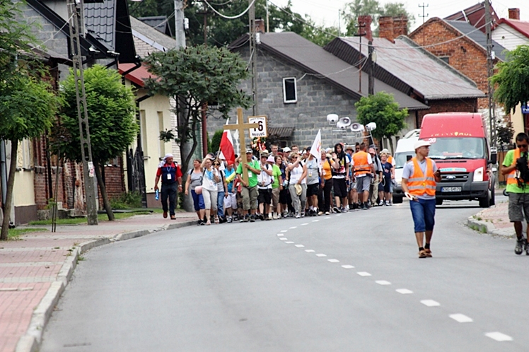 Piąty dzień Pieszej Pielgrzymki Tarnowskiej czasem adoracji Najświętszego Sakramentu