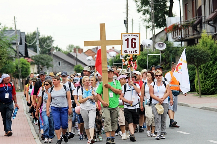 Piąty dzień Pieszej Pielgrzymki Tarnowskiej czasem adoracji Najświętszego Sakramentu