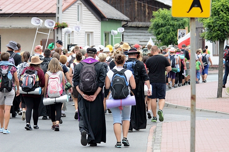Piąty dzień Pieszej Pielgrzymki Tarnowskiej czasem adoracji Najświętszego Sakramentu
