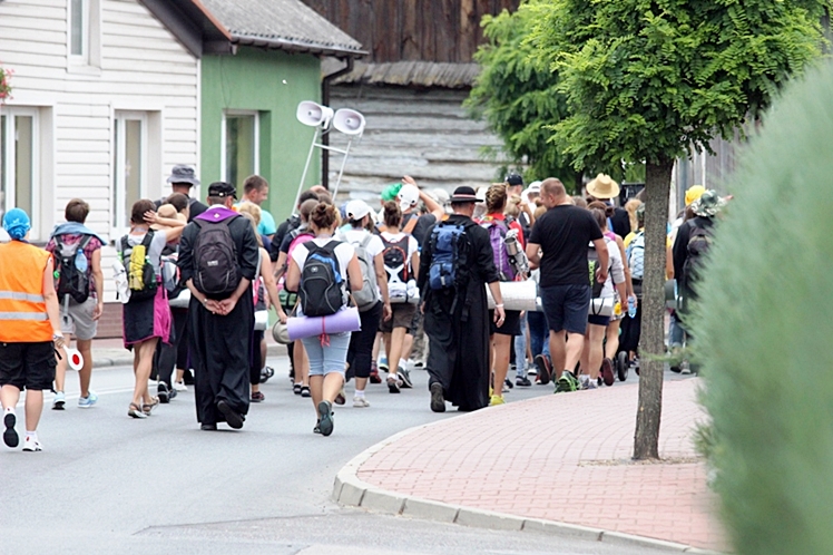 Piąty dzień Pieszej Pielgrzymki Tarnowskiej czasem adoracji Najświętszego Sakramentu