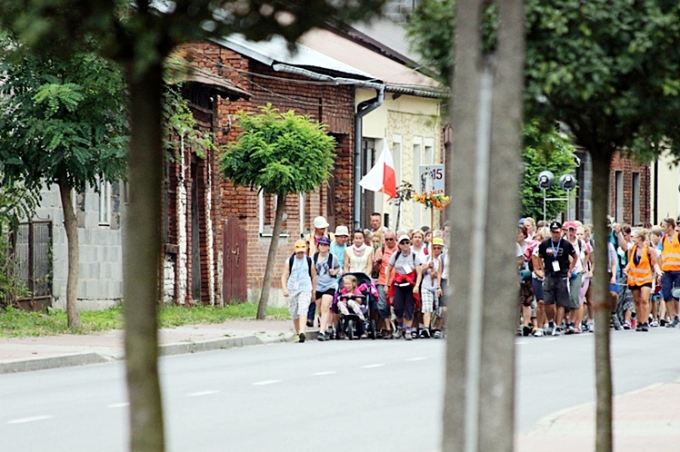 Piąty dzień Pieszej Pielgrzymki Tarnowskiej czasem adoracji Najświętszego Sakramentu
