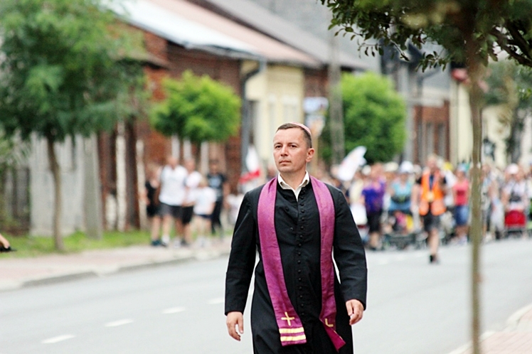 Piąty dzień Pieszej Pielgrzymki Tarnowskiej czasem adoracji Najświętszego Sakramentu
