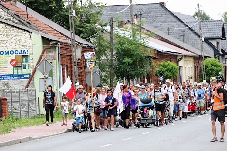 Piąty dzień Pieszej Pielgrzymki Tarnowskiej czasem adoracji Najświętszego Sakramentu