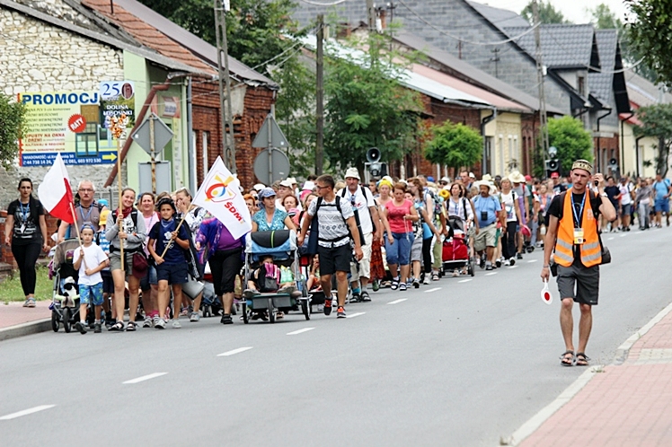 Piąty dzień Pieszej Pielgrzymki Tarnowskiej czasem adoracji Najświętszego Sakramentu