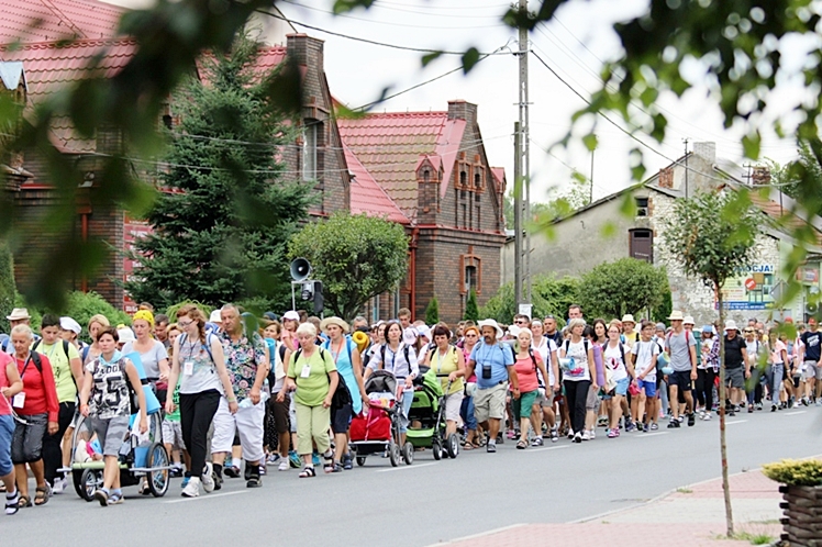 Piąty dzień Pieszej Pielgrzymki Tarnowskiej czasem adoracji Najświętszego Sakramentu