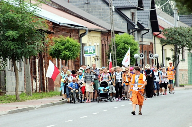 Piąty dzień Pieszej Pielgrzymki Tarnowskiej czasem adoracji Najświętszego Sakramentu