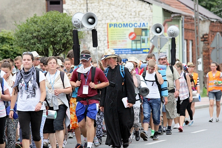 Piąty dzień Pieszej Pielgrzymki Tarnowskiej czasem adoracji Najświętszego Sakramentu