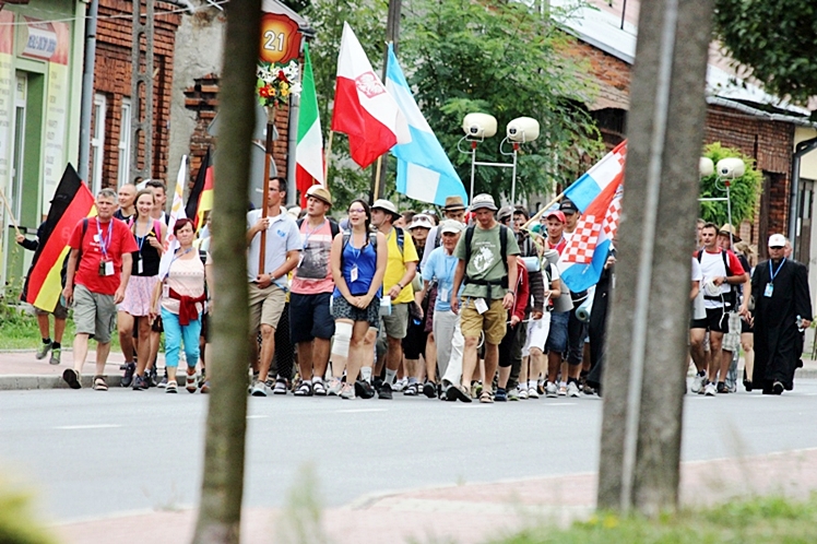 Piąty dzień Pieszej Pielgrzymki Tarnowskiej czasem adoracji Najświętszego Sakramentu
