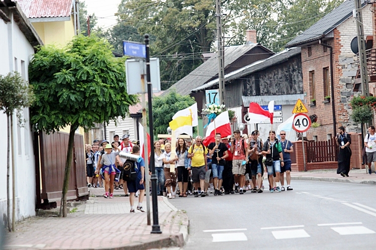 Piąty dzień Pieszej Pielgrzymki Tarnowskiej czasem adoracji Najświętszego Sakramentu