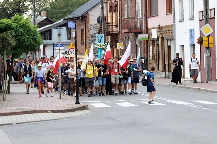 Piąty dzień Pieszej Pielgrzymki Tarnowskiej czasem adoracji Najświętszego Sakramentu