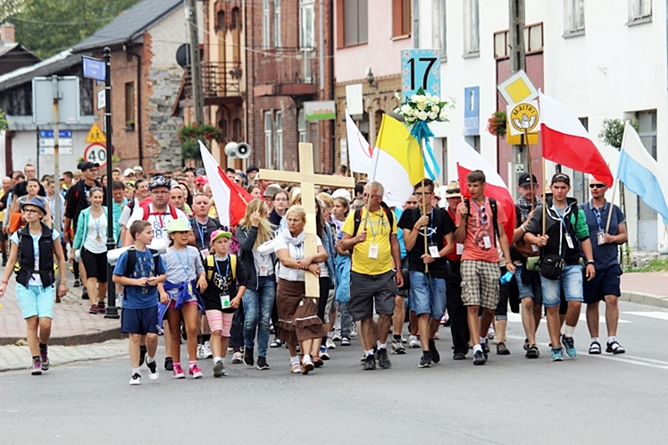 Piąty dzień Pieszej Pielgrzymki Tarnowskiej czasem adoracji Najświętszego Sakramentu