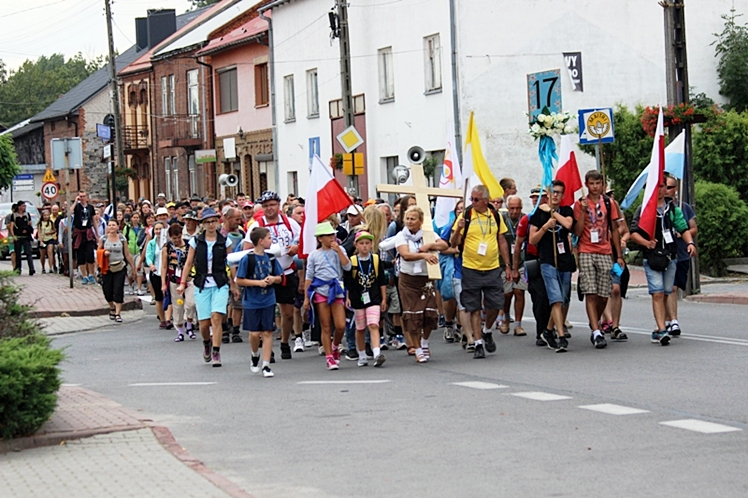Piąty dzień Pieszej Pielgrzymki Tarnowskiej czasem adoracji Najświętszego Sakramentu