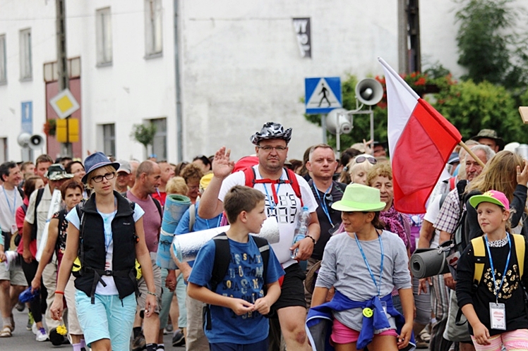 Piąty dzień Pieszej Pielgrzymki Tarnowskiej czasem adoracji Najświętszego Sakramentu