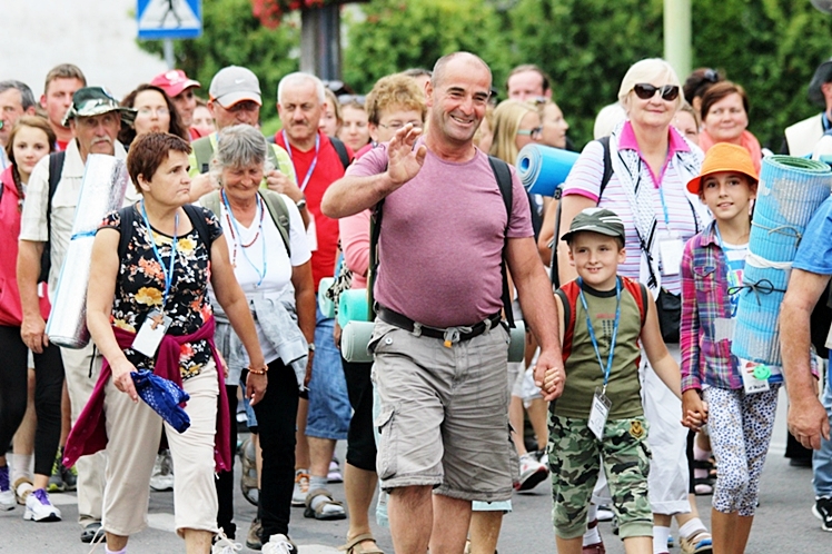 Piąty dzień Pieszej Pielgrzymki Tarnowskiej czasem adoracji Najświętszego Sakramentu