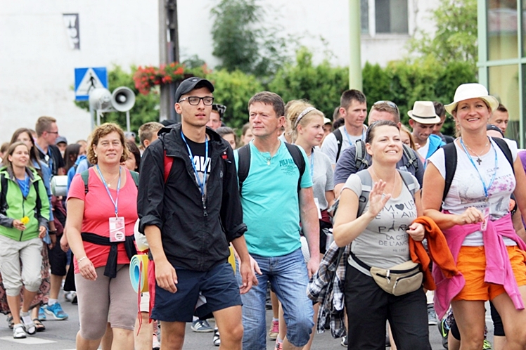 Piąty dzień Pieszej Pielgrzymki Tarnowskiej czasem adoracji Najświętszego Sakramentu