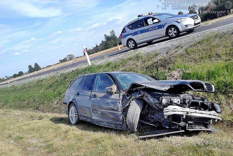 Wypadek na trasie Tuszów-Połaniec. BMW wypadło z drogi