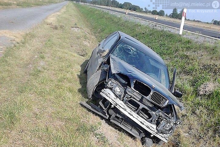 Wypadek na trasie Tuszów-Połaniec. BMW wypadło z drogi