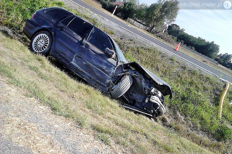 Wypadek na trasie Tuszów-Połaniec. BMW wypadło z drogi