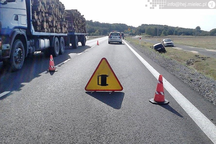 Wypadek na trasie Tuszów-Połaniec. BMW wypadło z drogi