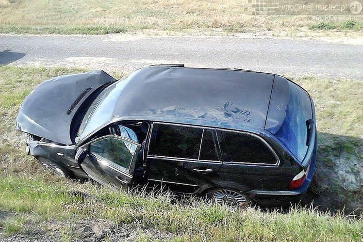 Wypadek na trasie Tuszów-Połaniec. BMW wypadło z drogi