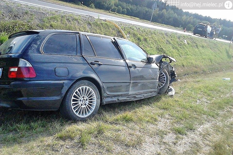 Wypadek na trasie Tuszów-Połaniec. BMW wypadło z drogi