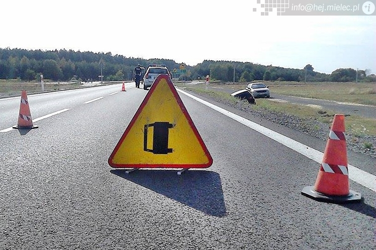 Wypadek na trasie Tuszów-Połaniec. BMW wypadło z drogi
