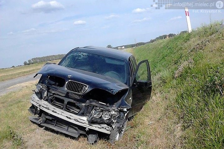 Wypadek na trasie Tuszów-Połaniec. BMW wypadło z drogi