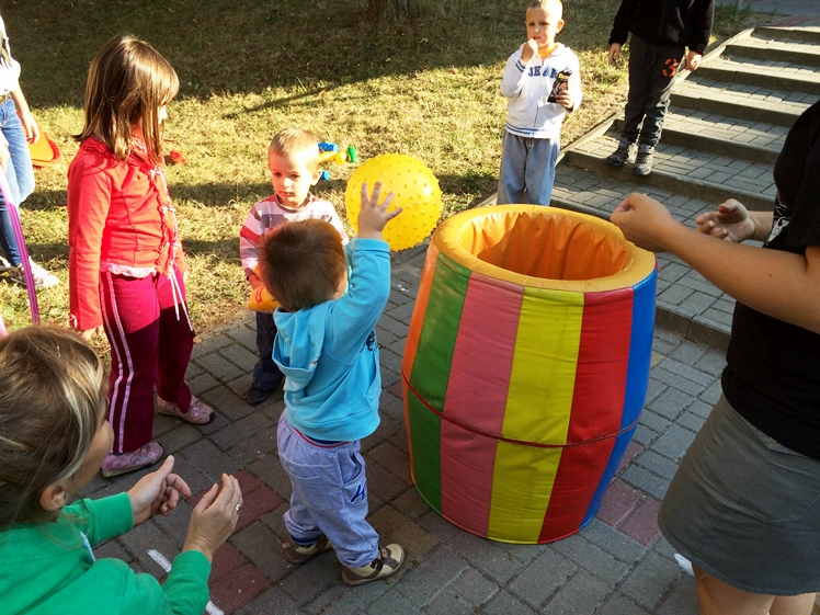 Masa atrakcji na festynie plenerowym na osiedlu Lotników