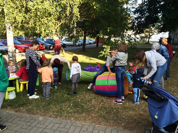 Masa atrakcji na festynie plenerowym na osiedlu Lotników