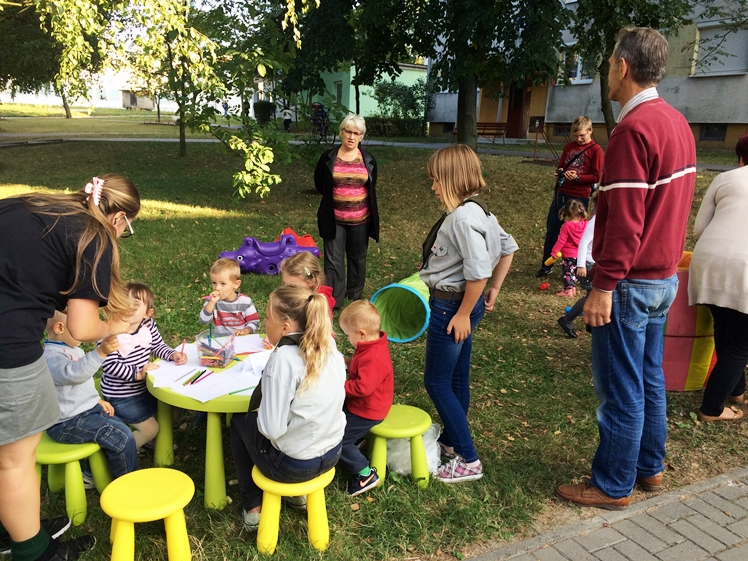 Masa atrakcji na festynie plenerowym na osiedlu Lotników