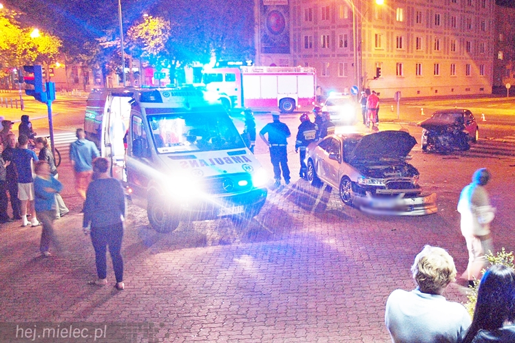 Groźnie pod Pasażem. Pędził po centrum i doprowadził do wypadku?