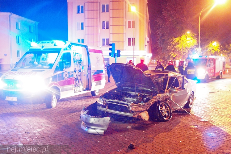 Groźnie pod Pasażem. Pędził po centrum i doprowadził do wypadku?