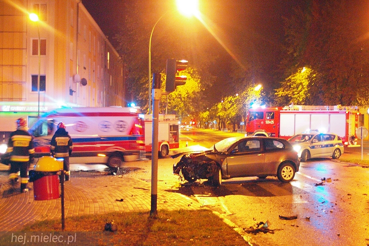 Groźnie pod Pasażem. Pędził po centrum i doprowadził do wypadku?