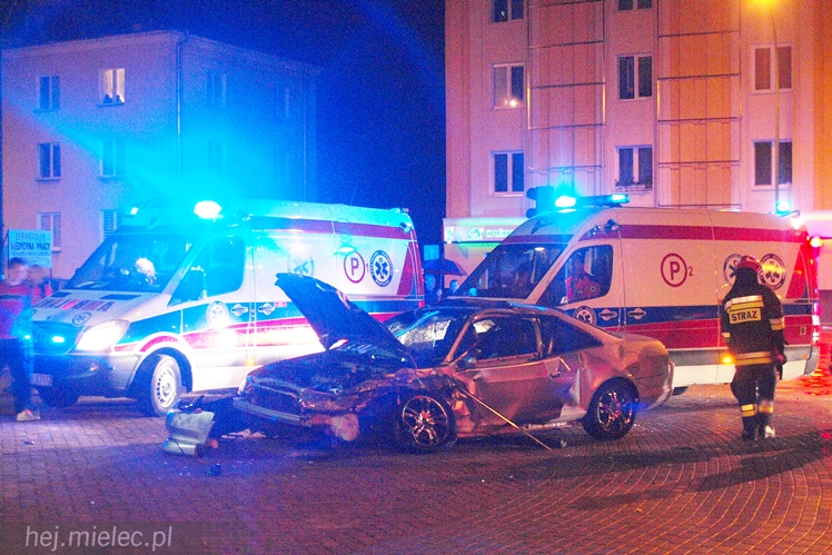 Groźnie pod Pasażem. Pędził po centrum i doprowadził do wypadku?